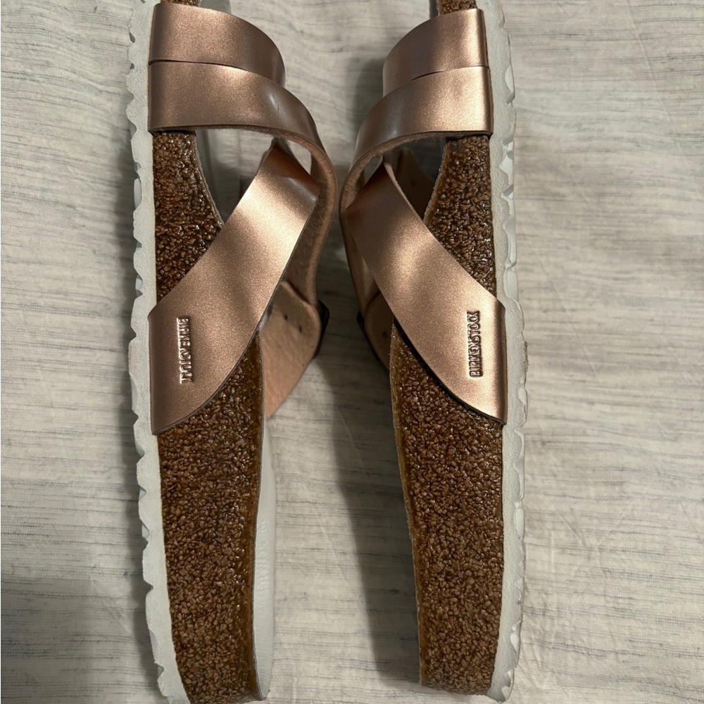 Birkenstock Women’s Yao Metallic Rose Gold Sandals, size 39 (US 8.5/9) - Picture 13 of 14